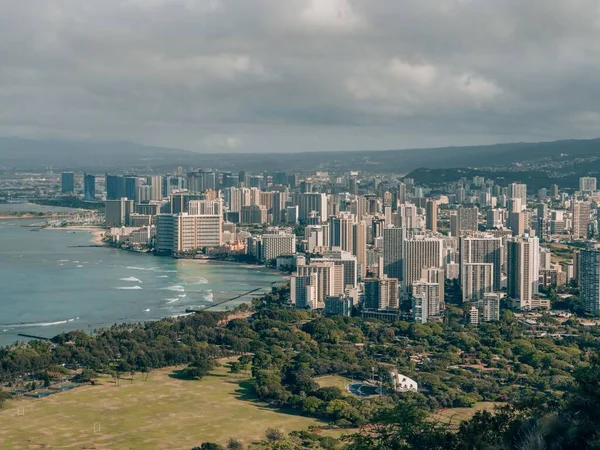 Uma Vista Aérea Edifícios Waikiki Honolulu Costas Verdes Oahu Havaí — Fotografia de Stock