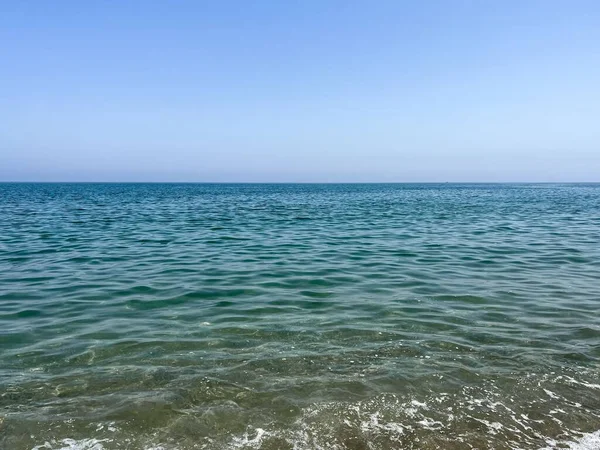 Genomskinlig Havsvattenyta Strandlinjen — Stockfoto