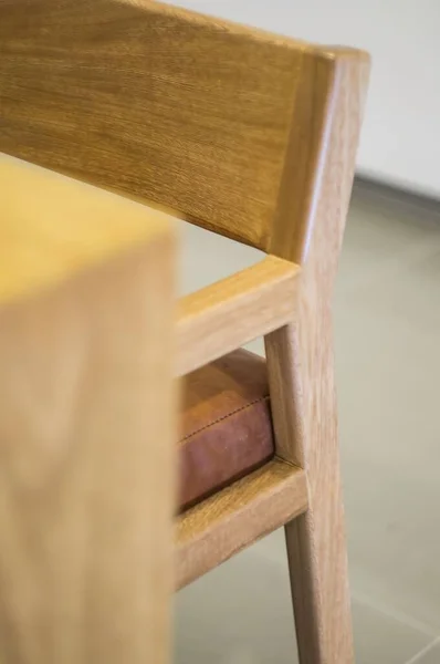テーブルの近くの木製の椅子の垂直ショット — ストック写真