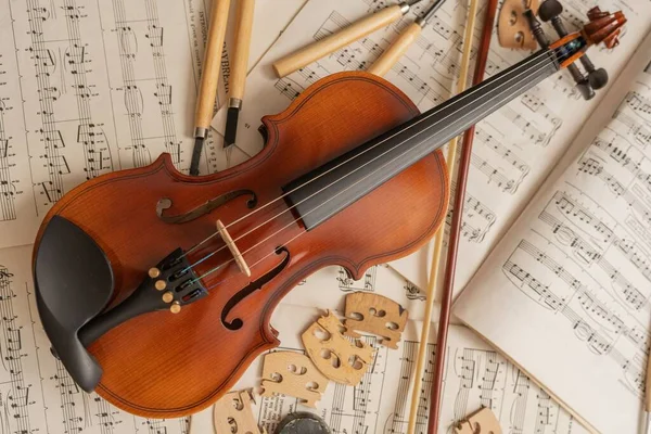 Vista Superior Violino Topo Folhas Música Uma Oficina Com Ferramentas — Fotografia de Stock