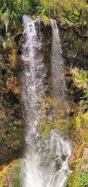 Eine Vertikale Aufnahme Eines Wasserfalls — Stockfoto