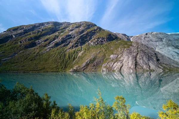 Uma Montanha Rochosa Com Árvores Verdes Seu Reflexo Lago Azul — Fotografia de Stock