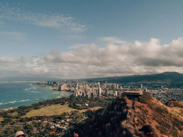 Een Antenne Uitzicht Gebouwen Waikiki Honolulu Groene Kusten Van Oahu — Stockfoto