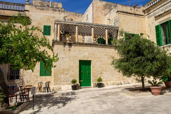 Ein Steinhaus Mit Grünen Türen Und Rollläden Malta Einer Filmszene — Stockfoto