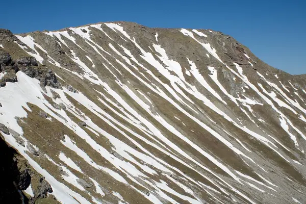 晴れた日には雪に覆われた山脈の景色 — ストック写真