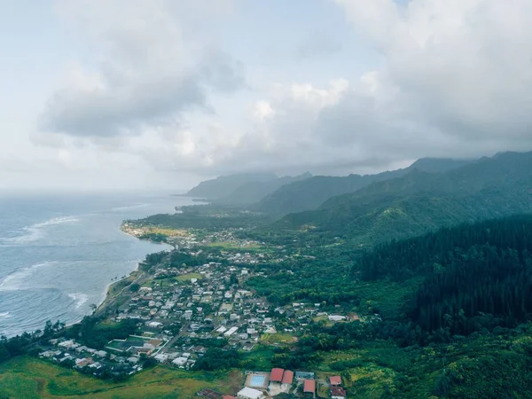 Een Antenne Uitzicht Gebouwen Groene Kusten Van Oahu Hawaii Tegen — Stockfoto