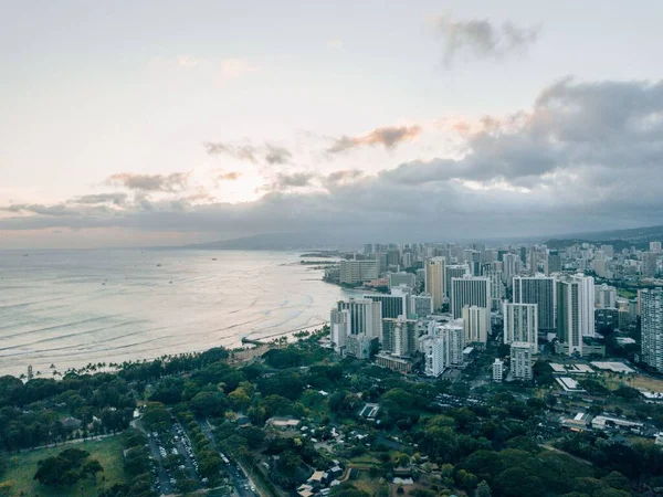 하와이 오하우의 해안에 와이키키 호놀룰루 건물들의 — 스톡 사진