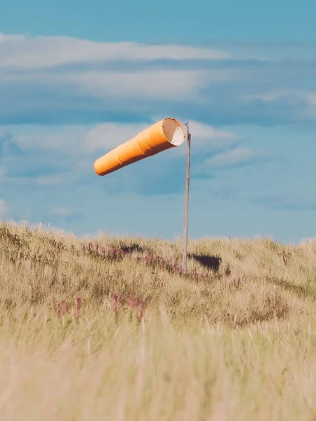 Drapeau Vent Sur Plage Dans Herbe Longue Contre Ciel Nuageux — Photo