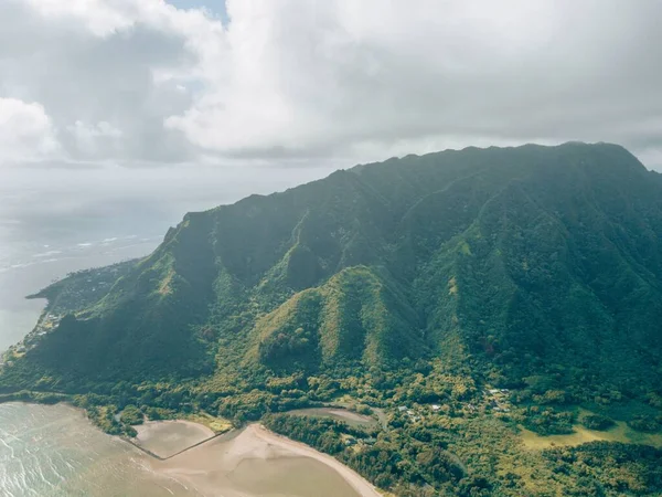 曇りの日にハワイのマウイ島の緑の山々に対する美しいビーチの鳥の目の景色 — ストック写真