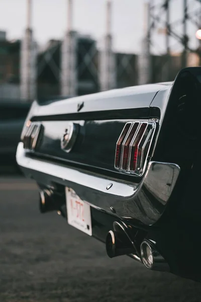 Pionowy Obraz Tylnej Części Klasycznego Samochodu Ford Mustang Muscle Car — Zdjęcie stockowe