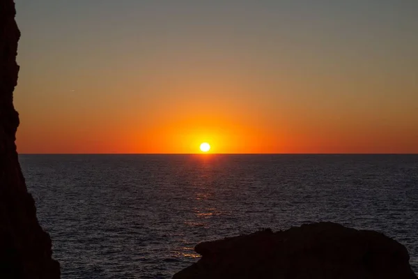 Een Adembenemende Zonsondergang Met Felle Zon Die Schijnt Aan Oranje — Stockfoto