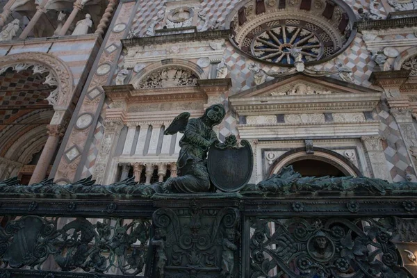 Снимок Скульптуры Ангела Воротах Пьяцца Дель Дуомо Бергамо Италия — стоковое фото
