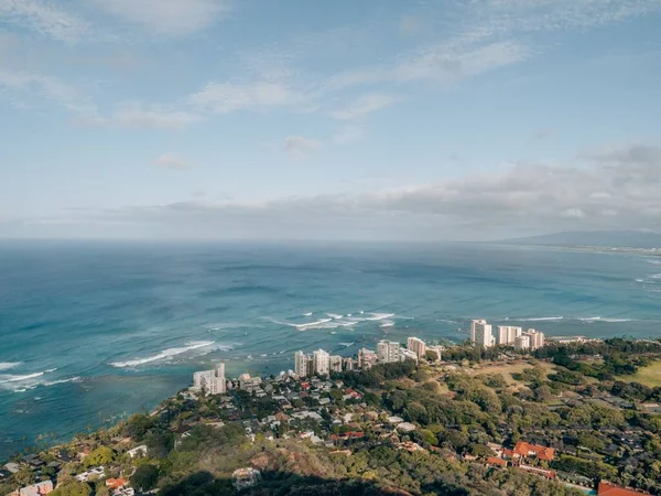ワイキキのビルの空中ビュー オアフ島の緑の海岸 青い海に対するハワイ — ストック写真