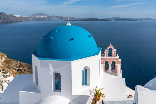 位于圣托里尼奥亚的著名蓝色圆顶教堂 提供了一幅美丽的全景 俯瞰了希腊的大海和卡尔德拉 — 图库照片