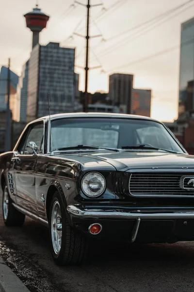 Pionowy Kolorowy Obraz Klasycznego Forda Mustanga Budynkami Tle — Zdjęcie stockowe