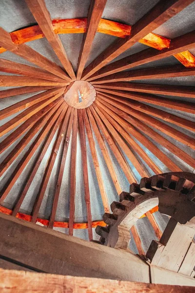 Pionowe Ujęcie Wnętrza Wiatraka Okrągłym Drewnianym Dachem Portugalia — Zdjęcie stockowe