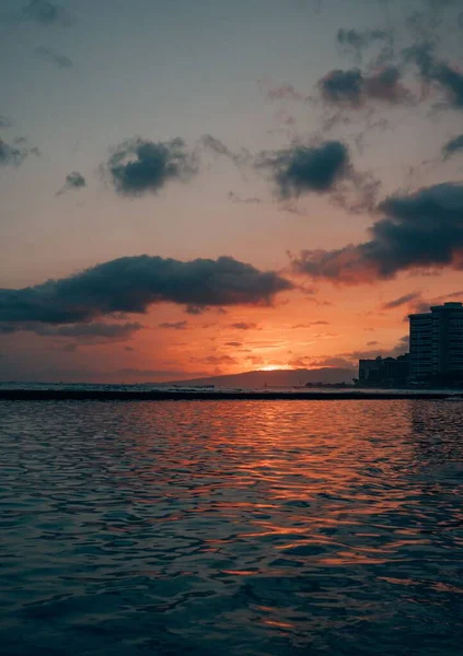 Ett Vertikalt Skott Ett Hav Som Reflekterar Solnedgång Mot Waikiki — Stockfoto
