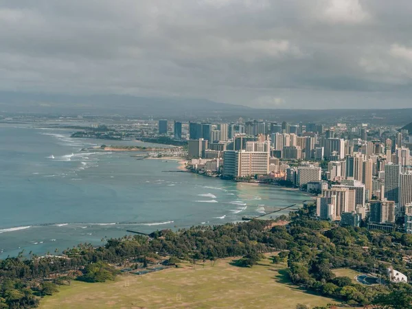 Een Antenne Uitzicht Gebouwen Waikiki Honolulu Groene Kusten Van Oahu — Stockfoto