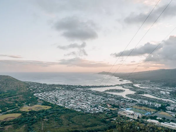 位于夏威夷瓦胡岛绿色海岸的建筑物在日落时与蓝色大海相对照的空中景观 — 图库照片