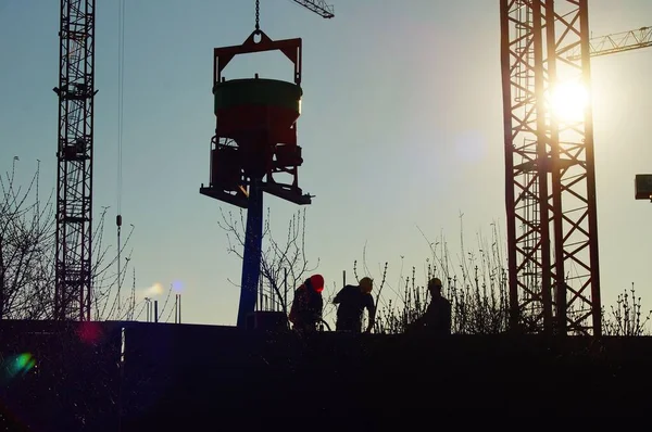 Silueta Los Trabajadores Construcción Vertiendo Hormigón Una Pared Gruas Pluma — Foto de Stock