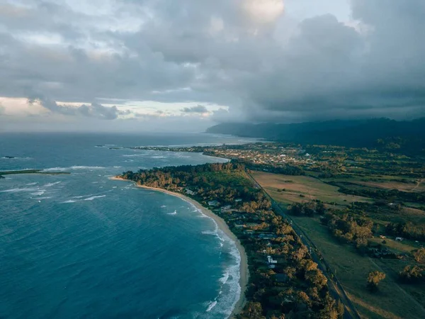 Oahu Hawaii Nin Yeşil Sahillerindeki Binaların Hava Manzarası Bulutlu Günbatımında — Stok fotoğraf