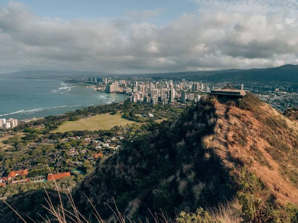 Een Antenne Uitzicht Gebouwen Waikiki Honolulu Groene Kusten Van Oahu — Stockfoto