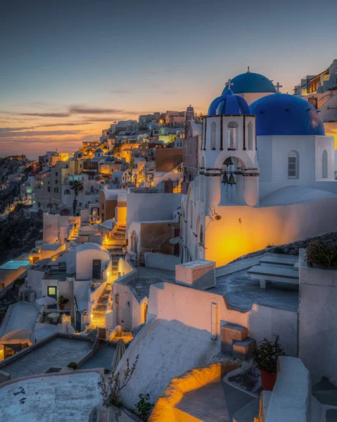 Panoramisch Uitzicht Oia Dorp Bij Zonsondergang Met Iconische Blauwe Koepelkerk — Stockfoto