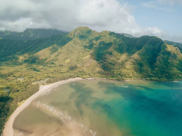 在多云的日子里 鸟瞰蓝海与夏威夷瓦胡岛绿山的对比 — 图库照片