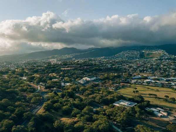 Bulutlu bir günde yeşil Honolulu, Oahu, Hawaii manzaralı binaların kuş bakışı görüntüsü