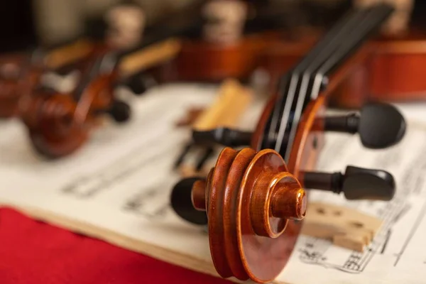 Foto Ravvicinata Della Parte Superiore Violino Cima Allo Spartito Laboratorio — Foto Stock