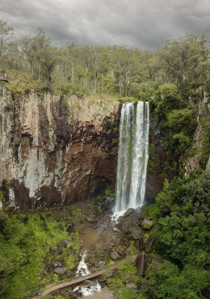 Vertikální Záběr Tekoucího Vodopádu Padajícího Skal Obklopených Stromy — Stock fotografie