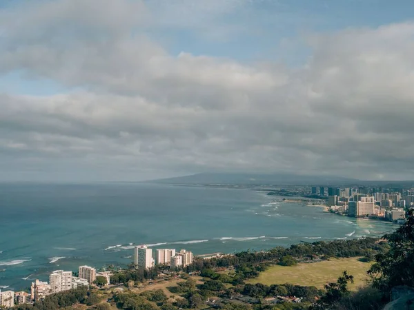 Een Antenne Uitzicht Gebouwen Waikiki Honolulu Groene Kusten Van Oahu — Stockfoto