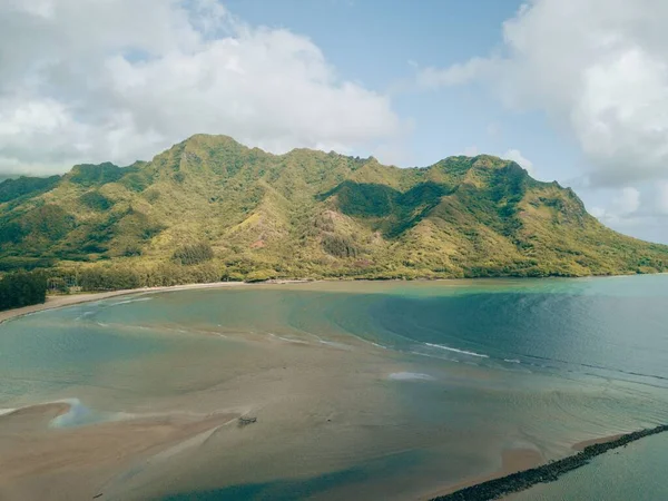 Een Antenne Uitzicht Groene Kusten Van Maui Hawaii Tegen Een — Stockfoto