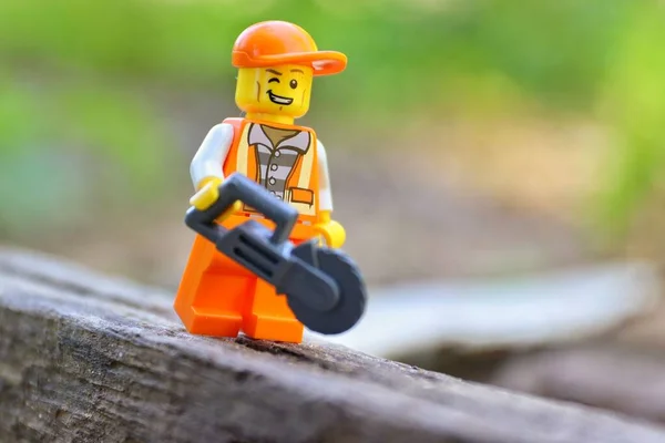 Robotnik Budowlany Zabawek Uśmiechnięty Trzymający Piłę Łańcuchową Chętnie Wykonujący Pracę — Zdjęcie stockowe