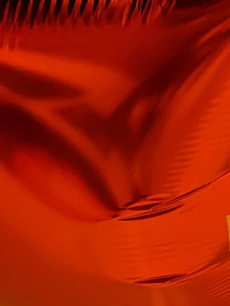 Tiro Vertical Uma Textura Balão Vermelho Bem Soprada — Fotografia de Stock