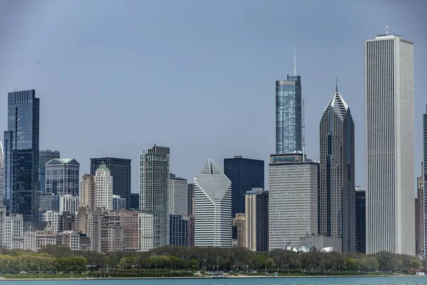 イリノイ州シカゴの高層ビルの近くのエイオンセンターの美しいショット — ストック写真