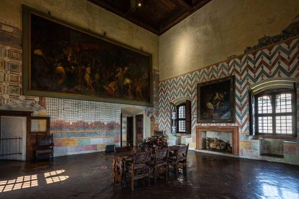 ロッカ アンジェラのサラ ファスティは 壁に古代の家具やキャンバスが置かれています アンゲラ ロンバルディア州 イタリア 2022年 — ストック写真