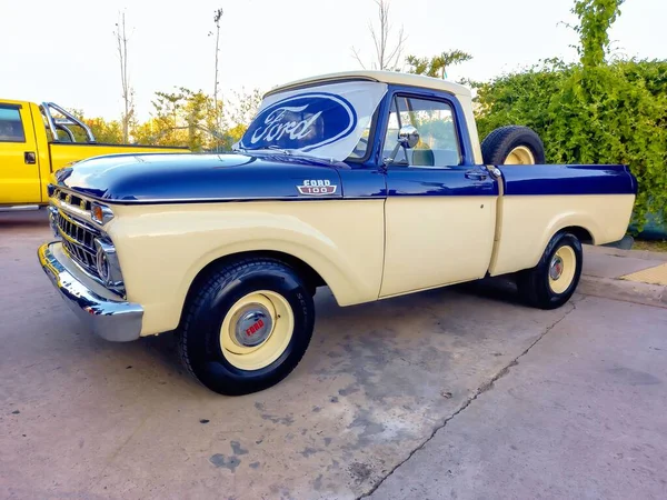 Ford Blue Oval Logo Brand Windshield Old F100 Utility Pickup — Stock Photo, Image