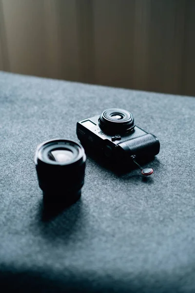 现代黑色相机的特写镜头 镜头放在石制桌子上 — 图库照片