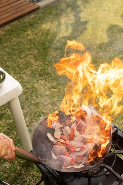 家の庭で鍋に料理を焼く男のトップビュー — ストック写真