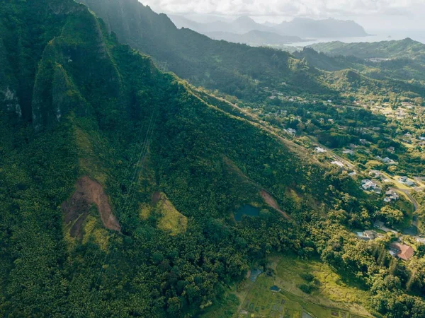 Bulutlu Bir Günde Oahu Hawaii Nin Yeşil Dağlarının Kuş Bakışı — Stok fotoğraf