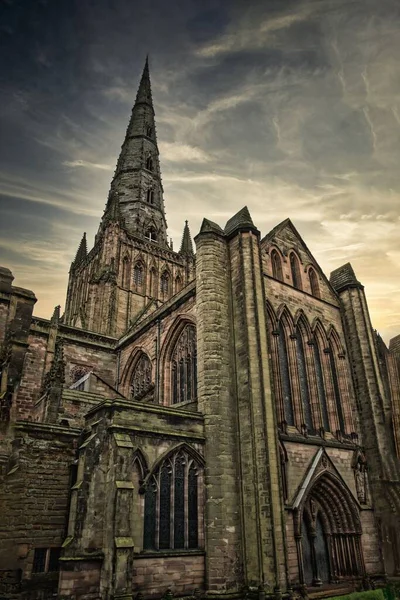 Een Verticale Lage Hoek Opname Van Lichfield Cathedral Staffordshire Engeland — Stockfoto