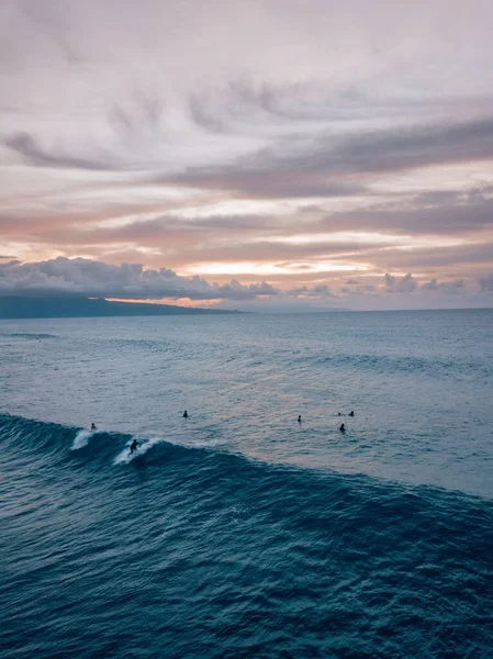 Maui Hawaii Gün Batımını Yansıtan Bir Denizde Yüzen Insanların Hava — Stok fotoğraf