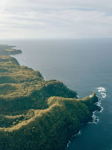 Eine Luftaufnahme Der Grünen Küsten Von Nord Maui Gegen Ein — Stockfoto