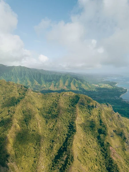 Una Vista Pájaro Verdes Montañas Volcánicas Oahu Hawai Día Nublado —  Fotos de Stock