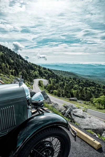 Doğada Park Etmiş Eski Bir Arabanın Manzarası — Stok fotoğraf
