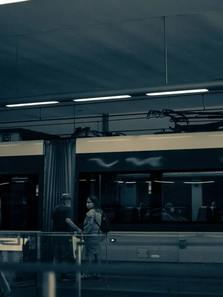 Vertikální Záběr Lidí Maskami Chatování Při Čekání Metro Porto Portugalsko — Stock fotografie