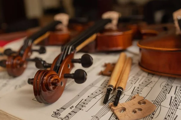 Violinos Topo Partitura Uma Oficina Reparos Com Diferentes Ferramentas — Fotografia de Stock