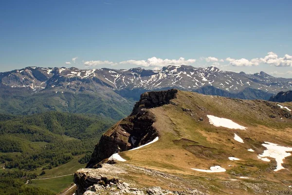 Una Vista Panorámica Una Cordillera Parcialmente Cubierta Nieve Día Soleado —  Fotos de Stock