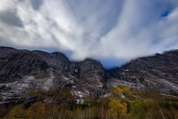 Skalnaté Hory Pozadí Podzimního Lesa Pod Modrou Oblačnou Oblohou Dlouhé — Stock fotografie